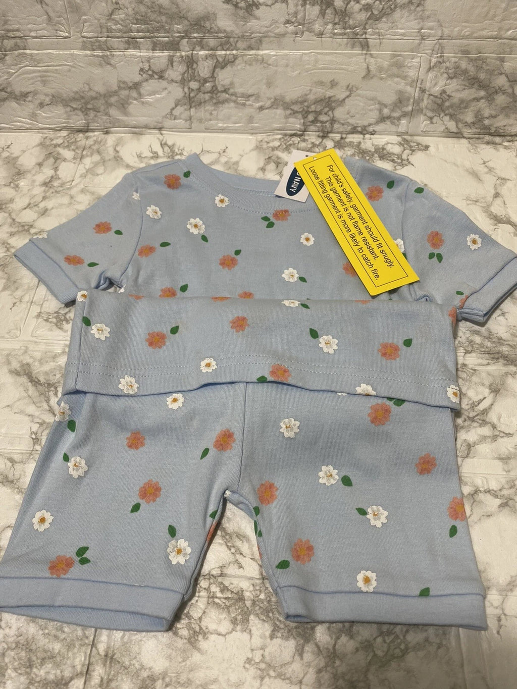 OLD NAVY TODDLER GIRL DAISY PRINT PAJAMA SET. NEW WITH TAG.